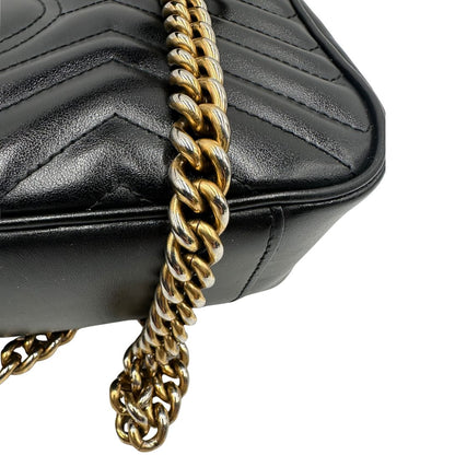 Metallo scolorito di una borsa Gucci Marmont nera in pelle con motivo chevron nella misura media, usata, originale, second hand, in ottime condizioni.