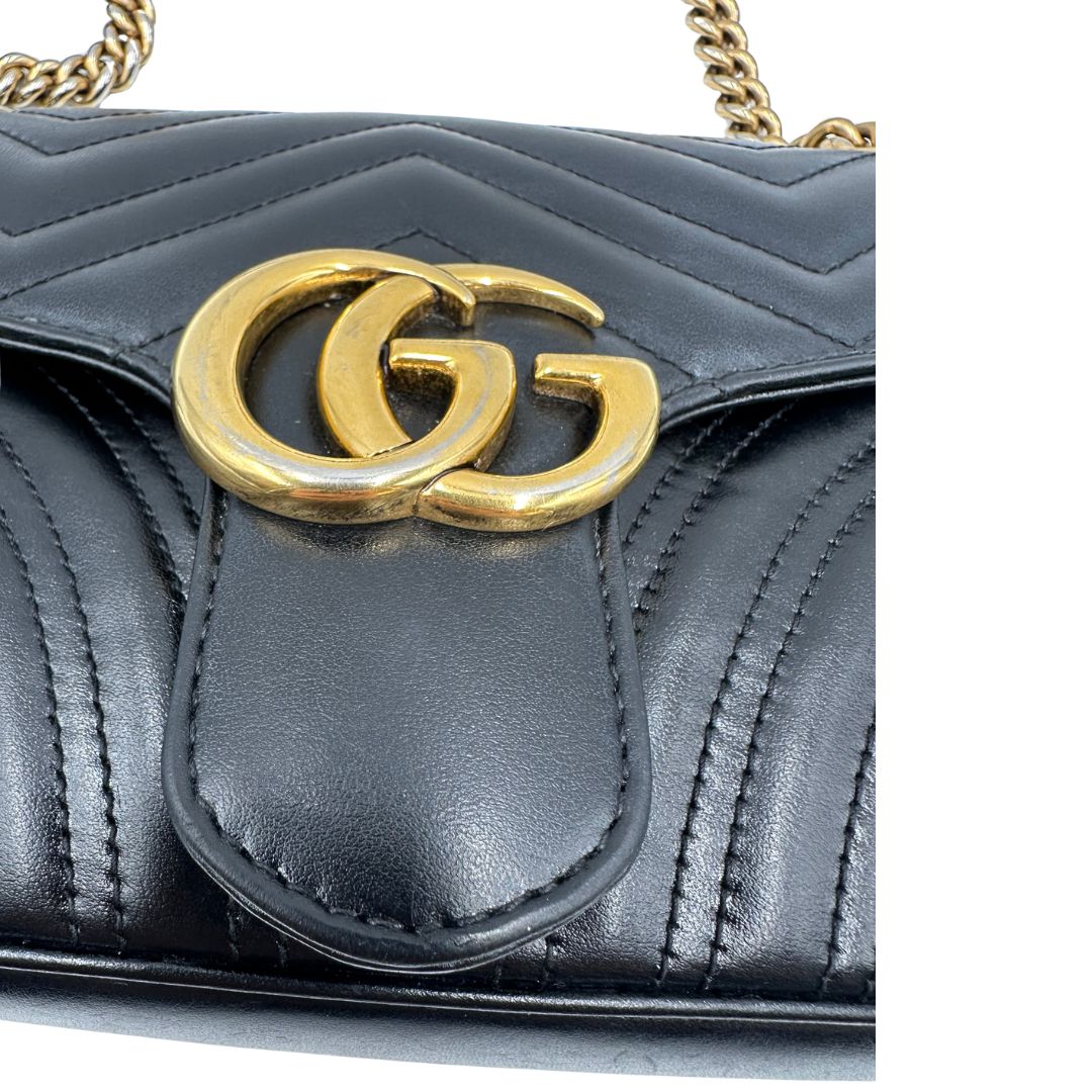 Metallo scolorito di una borsa Gucci Marmont nera in pelle con motivo chevron nella misura media, usata, originale, second hand, in ottime condizioni.
