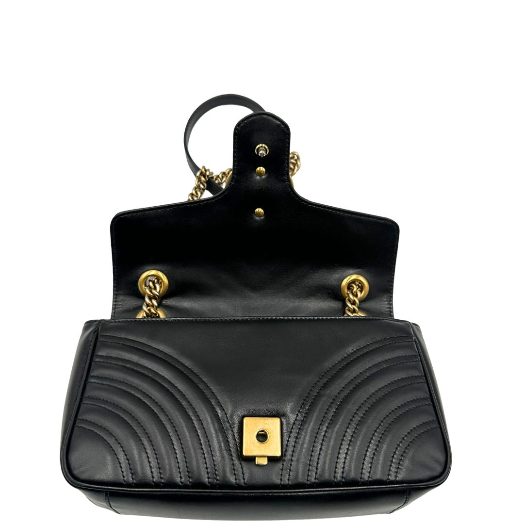 Apertura di una borsa Gucci Marmont nera in pelle con motivo chevron nella misura media, usata, originale, second hand, in ottime condizioni.