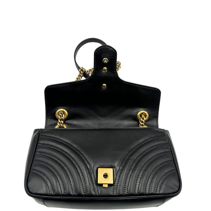 Apertura di una borsa Gucci Marmont nera in pelle con motivo chevron nella misura media, usata, originale, second hand, in ottime condizioni.