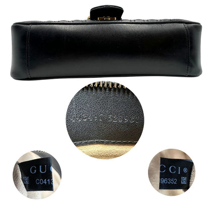 Base e codici di una borsa Gucci Marmont nera in pelle con motivo chevron nella misura media, usata, originale, second hand, in ottime condizioni.