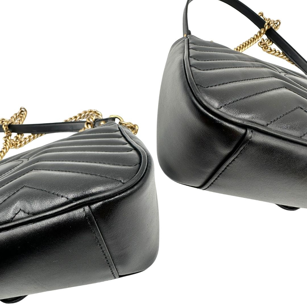 Angoli di una borsa Gucci Marmont nera in pelle con motivo chevron nella misura media, usata, originale, second hand, in ottime condizioni.