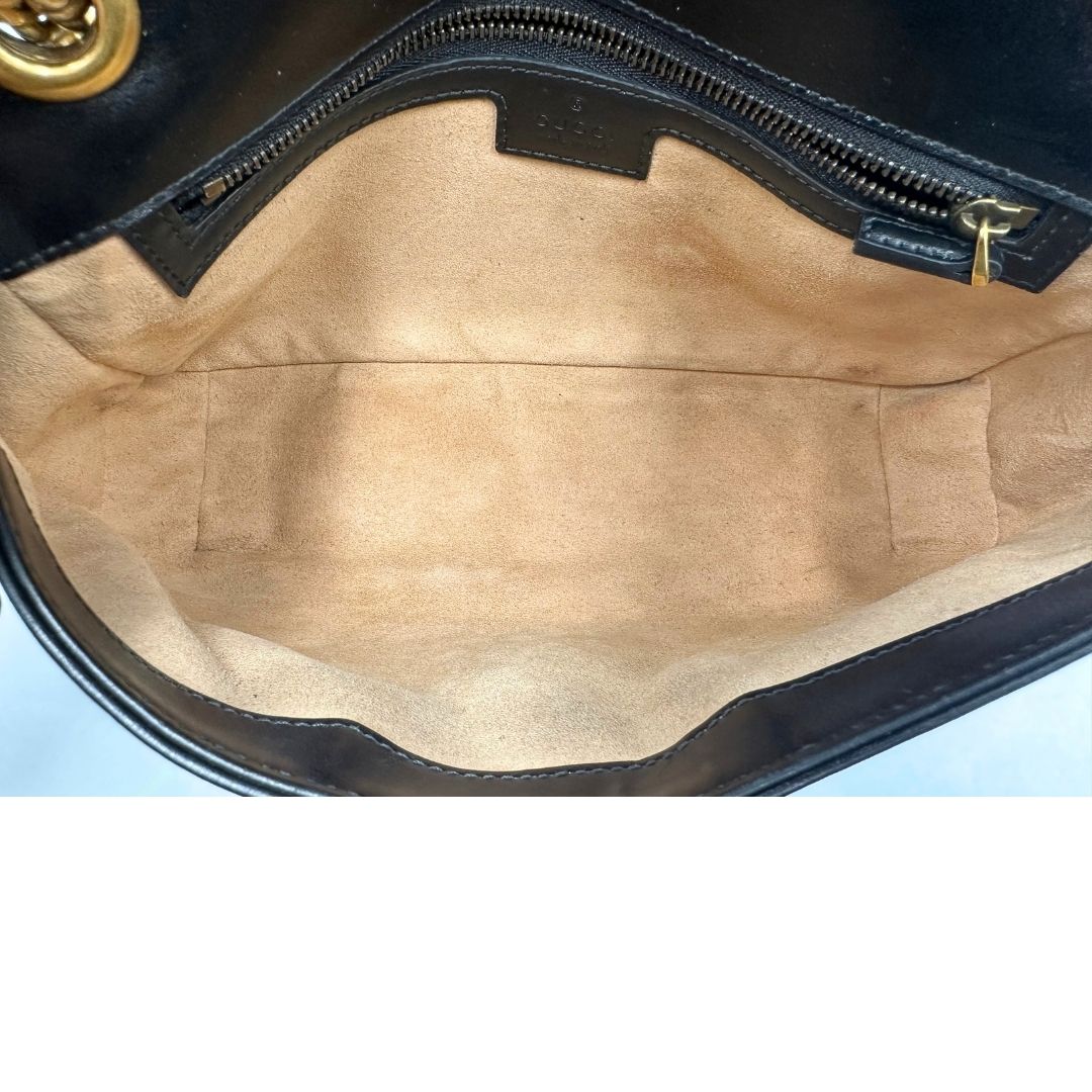 Interno di una borsa Gucci Marmont nera in pelle con motivo chevron nella misura media, usata, originale, second hand, in ottime condizioni.