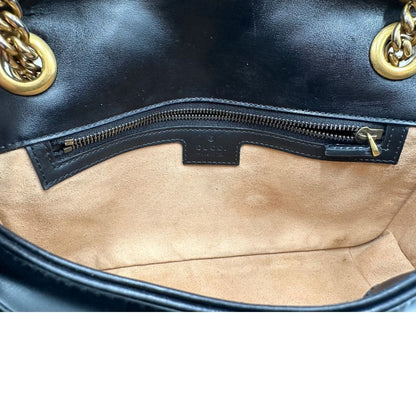 Interno di una borsa Gucci Marmont nera in pelle con motivo chevron nella misura media, usata, originale, second hand, in ottime condizioni.