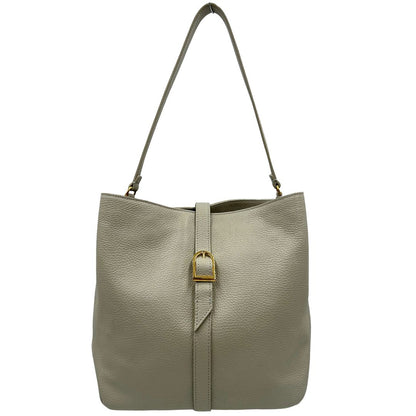 Front di una borsa Coccinelle in morbida pelle color ghiaccio, indossabile a spalla, usata, originale, second hand, in ottime condizioni.