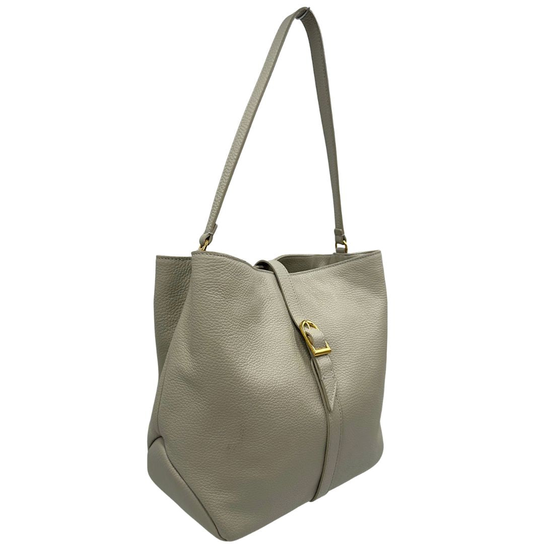 Laterale sinistro di una borsa Coccinelle in morbida pelle color ghiaccio, indossabile a spalla, usata, originale, second hand, in ottime condizioni.