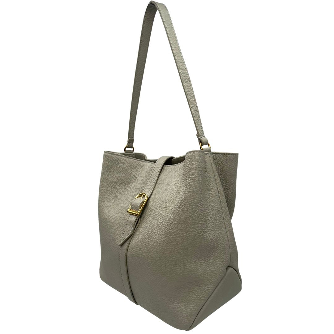 Laterale destro di una borsa Coccinelle in morbida pelle color ghiaccio, indossabile a spalla, usata, originale, second hand, in ottime condizioni.