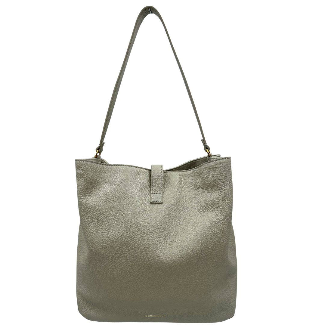 Retro di una borsa Coccinelle in morbida pelle color ghiaccio, indossabile a spalla, usata, originale, second hand, in ottime condizioni.