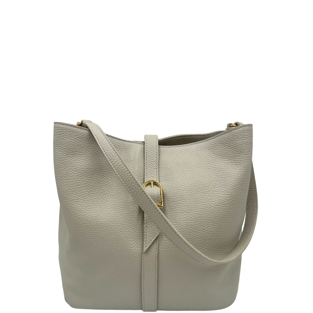 Front di una borsa Coccinelle in morbida pelle color ghiaccio, indossabile a spalla, usata, originale, second hand, in ottime condizioni.