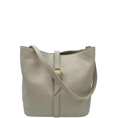 Front di una borsa Coccinelle in morbida pelle color ghiaccio, indossabile a spalla, usata, originale, second hand, in ottime condizioni.