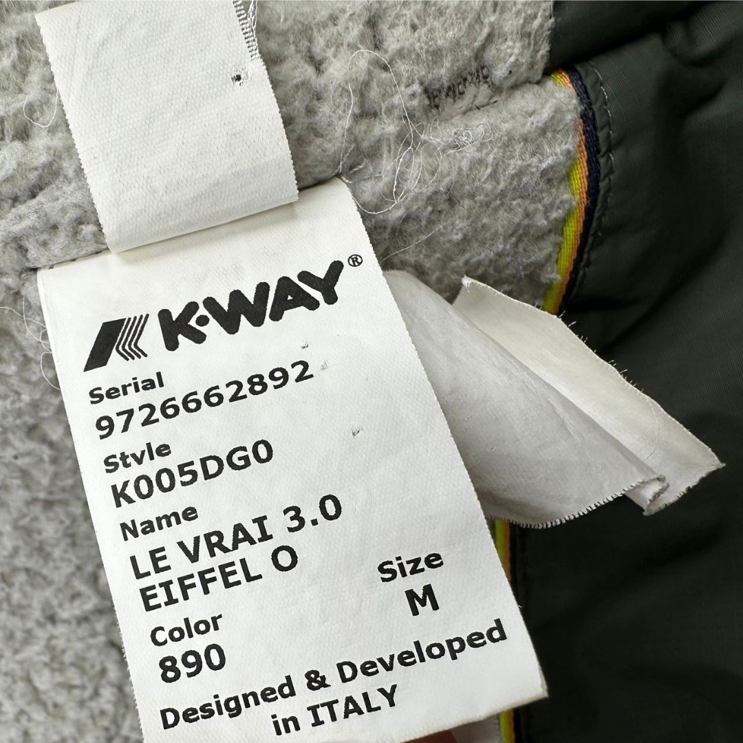 Etichetta di un giubbino K-Way in 100% poliammide verde oliva, con morbido effetto shearling nella fodera interna,usato, originale, second hand, in ottime condizioni.