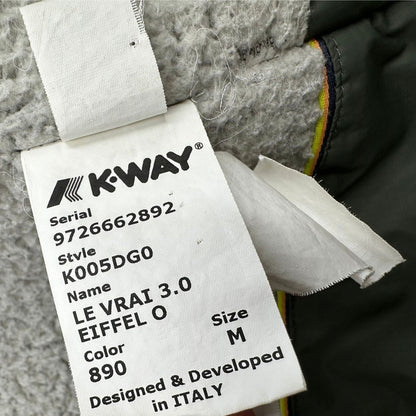 Etichetta di un giubbino K-Way in 100% poliammide verde oliva, con morbido effetto shearling nella fodera interna,usato, originale, second hand, in ottime condizioni.