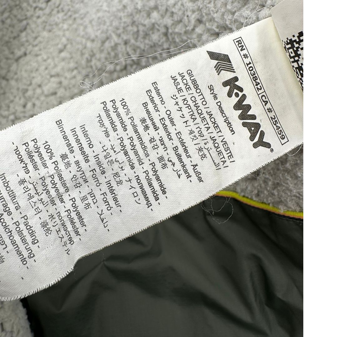 Etichetta di un giubbino K-Way in 100% poliammide verde oliva, con morbido effetto shearling nella fodera interna,usato, originale, second hand, in ottime condizioni.