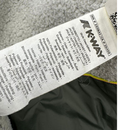 Etichetta di un giubbino K-Way in 100% poliammide verde oliva, con morbido effetto shearling nella fodera interna,usato, originale, second hand, in ottime condizioni.