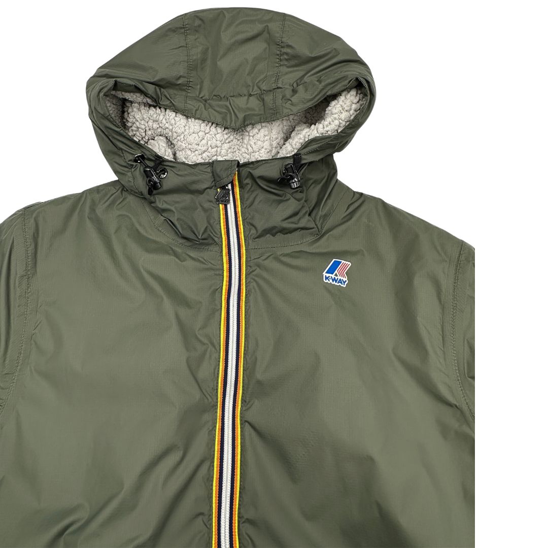 Giubbino K-Way in 100% poliammide verde oliva, con morbido effetto shearling nella fodera interna,usato, originale, second hand, in ottime condizioni.