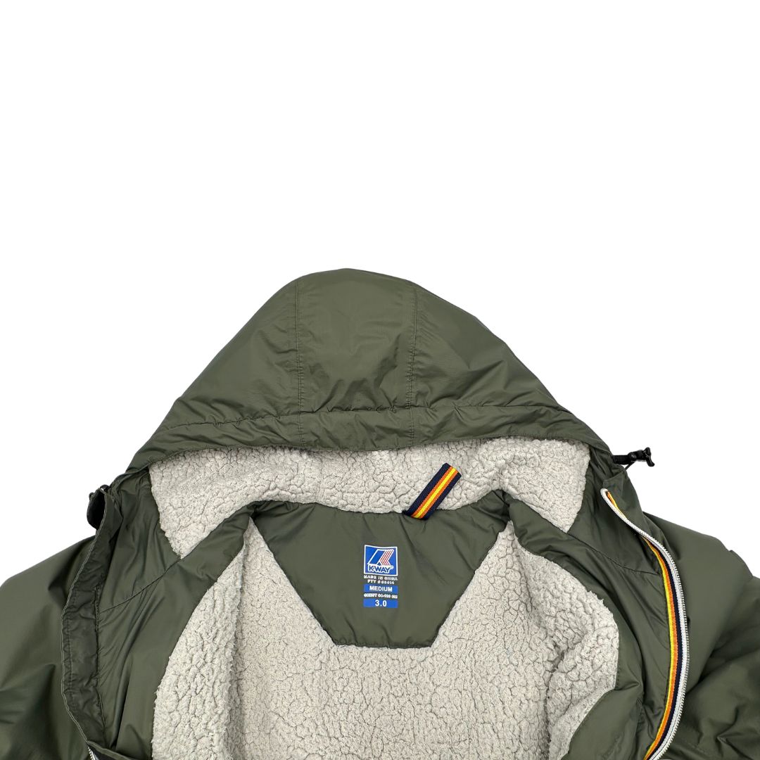 Giubbino K-Way in 100% poliammide verde oliva, con morbido effetto shearling nella fodera interna,usato, originale, second hand, in ottime condizioni.
