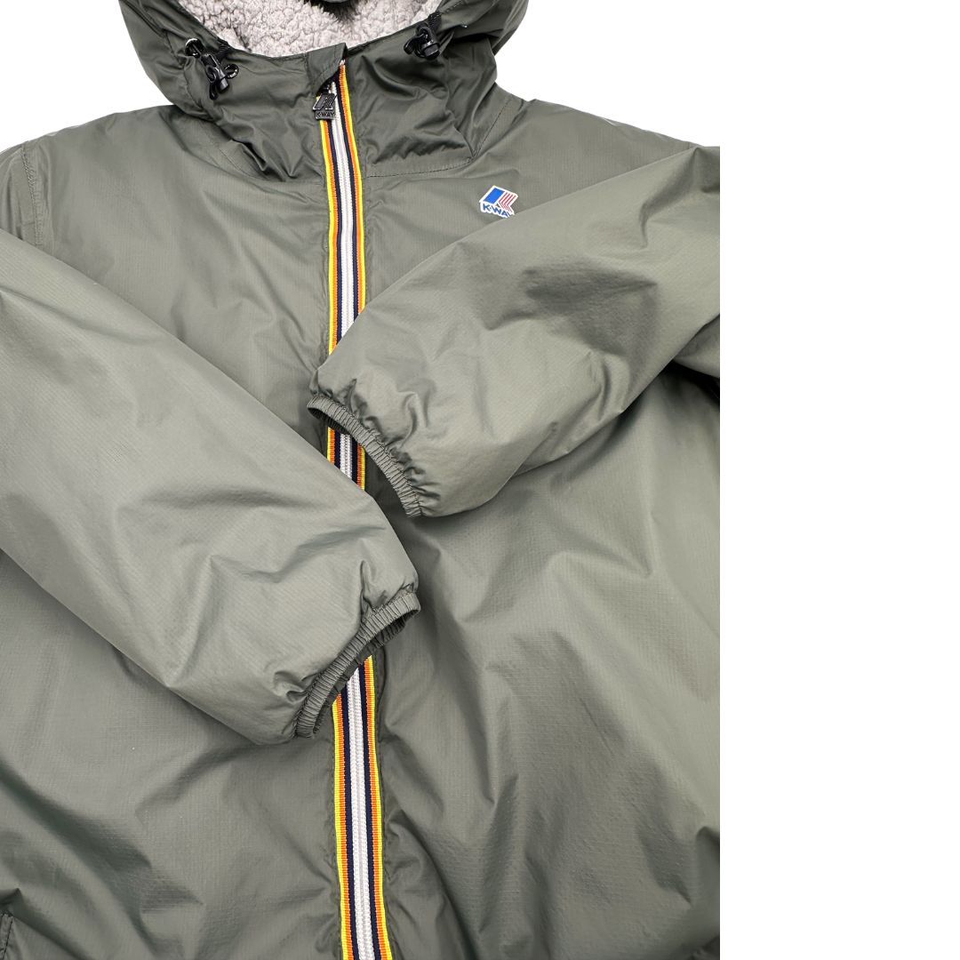 Giubbino K-Way in 100% poliammide verde oliva, con morbido effetto shearling nella fodera interna,usato, originale, second hand, in ottime condizioni.