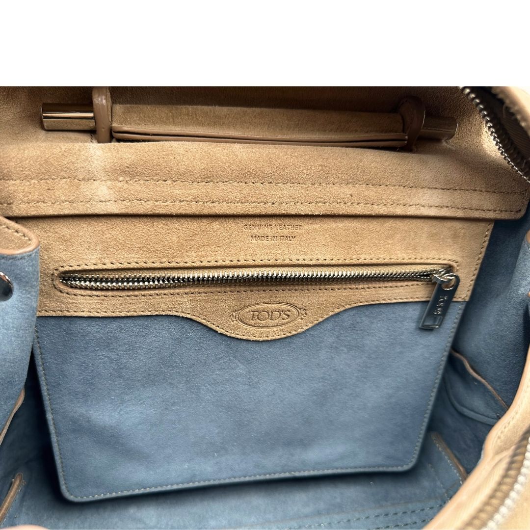 Interno di una borsa con tracolla Tod's in pelle scamosciata beige, usata, originale, second hand, in ottime condizioni.