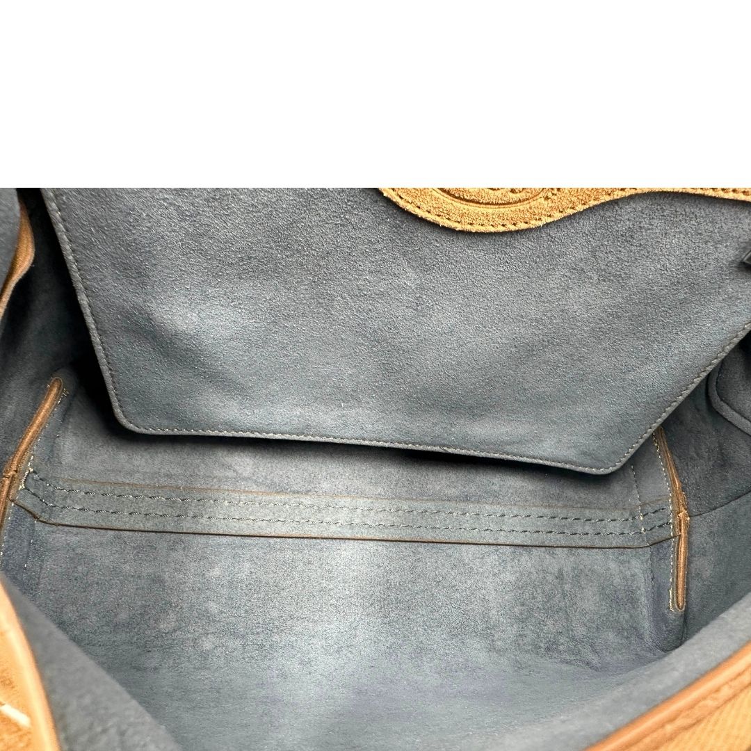 Interno di una borsa con tracolla Tod's in pelle scamosciata beige, usata, originale, second hand, in ottime condizioni.