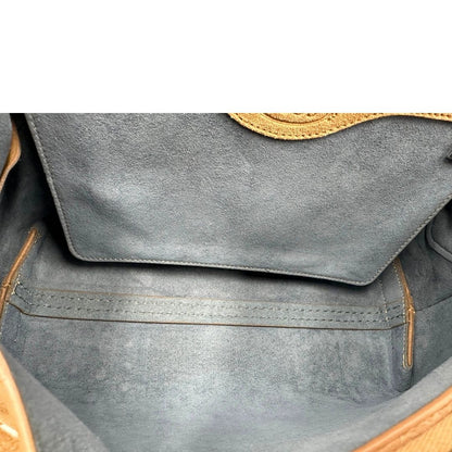 Interno di una borsa con tracolla Tod's in pelle scamosciata beige, usata, originale, second hand, in ottime condizioni.