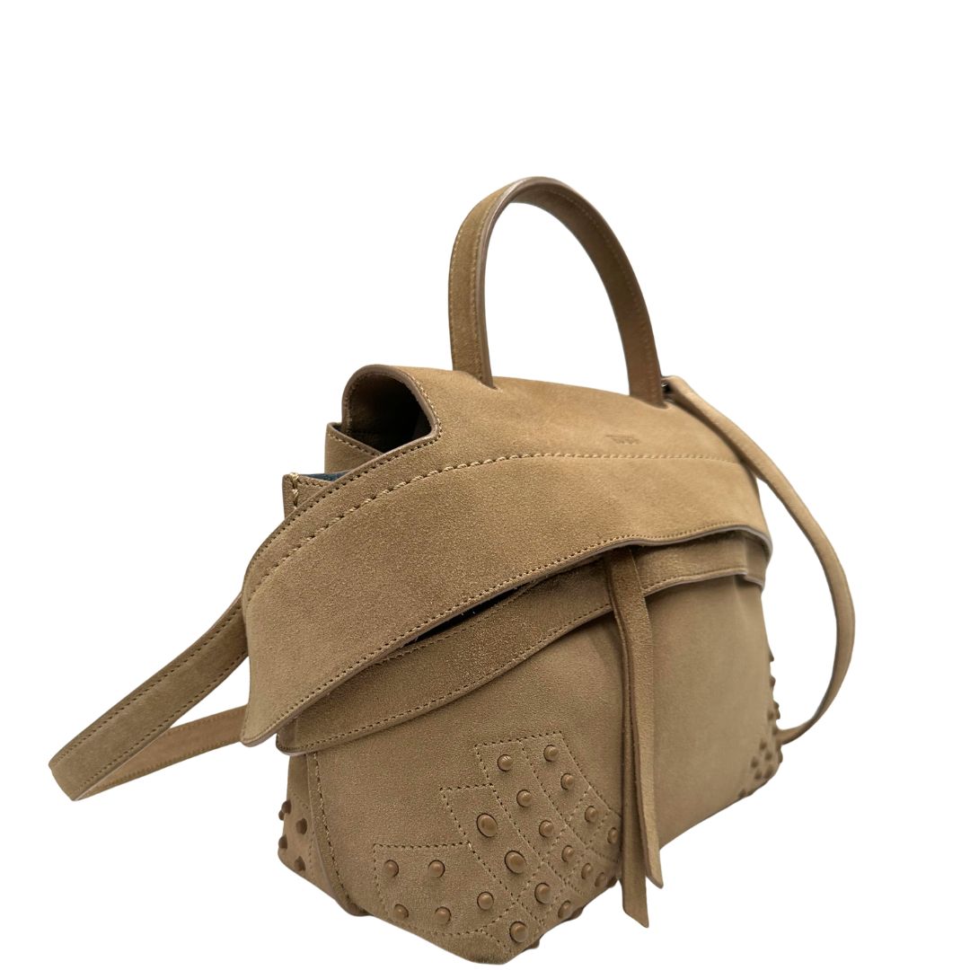 Laterale sinistro di una borsa con tracolla Tod's in pelle scamosciata beige, usata, originale, second hand, in ottime condizioni.