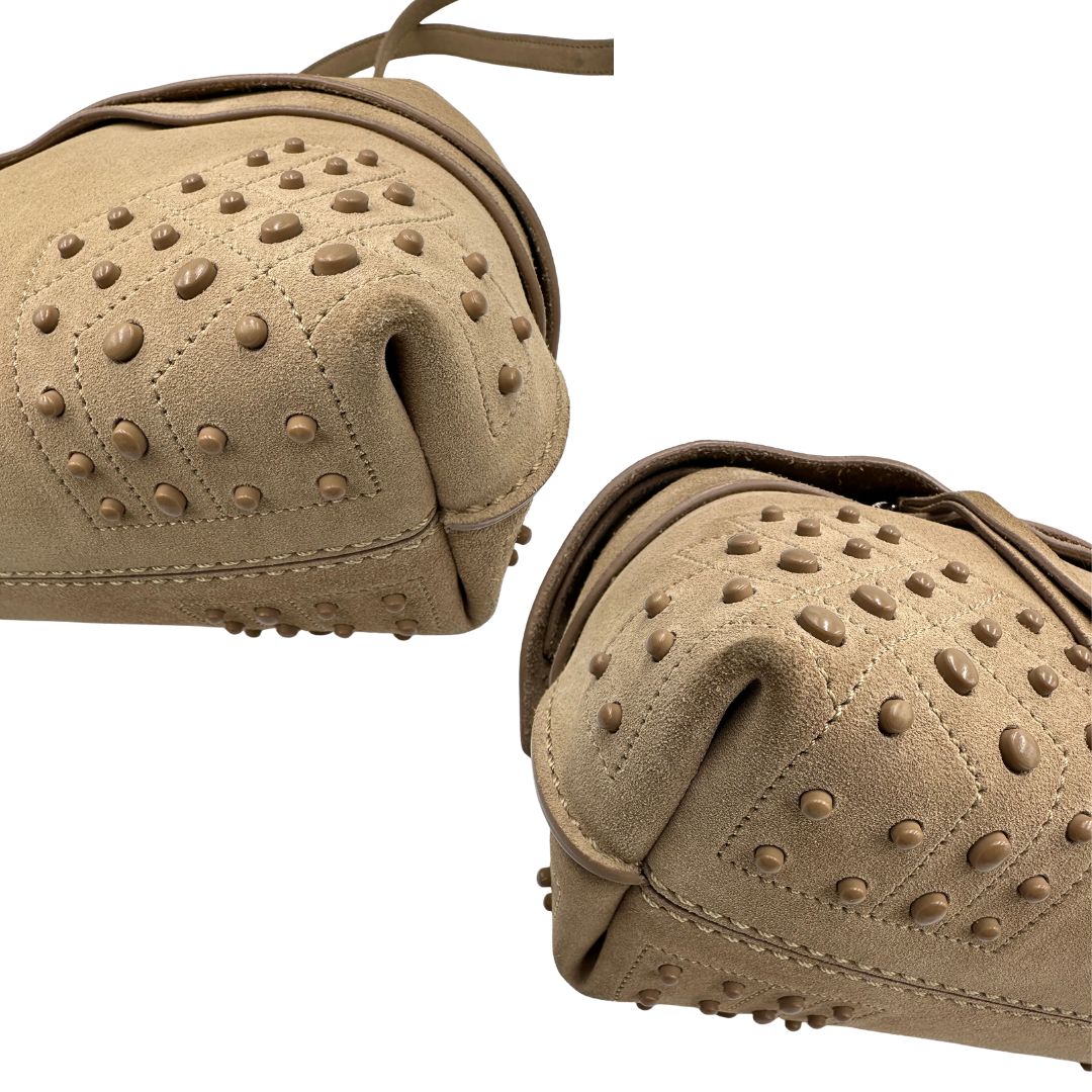 Angoli di una borsa con tracolla Tod's in pelle scamosciata beige, usata, originale, second hand, in ottime condizioni.