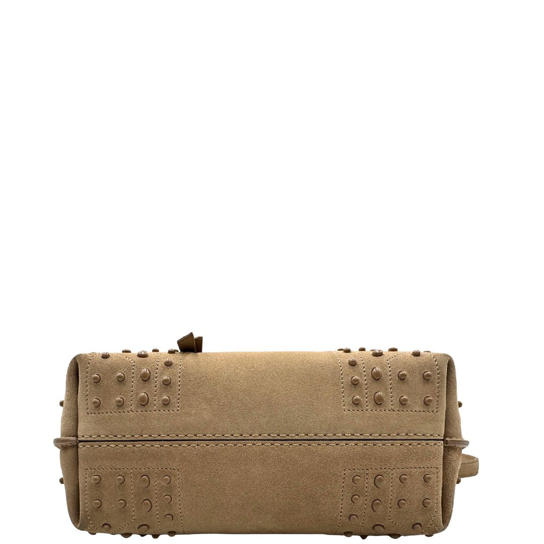 Base di una borsa con tracolla Tod's in pelle scamosciata beige, usata, originale, second hand, in ottime condizioni.
