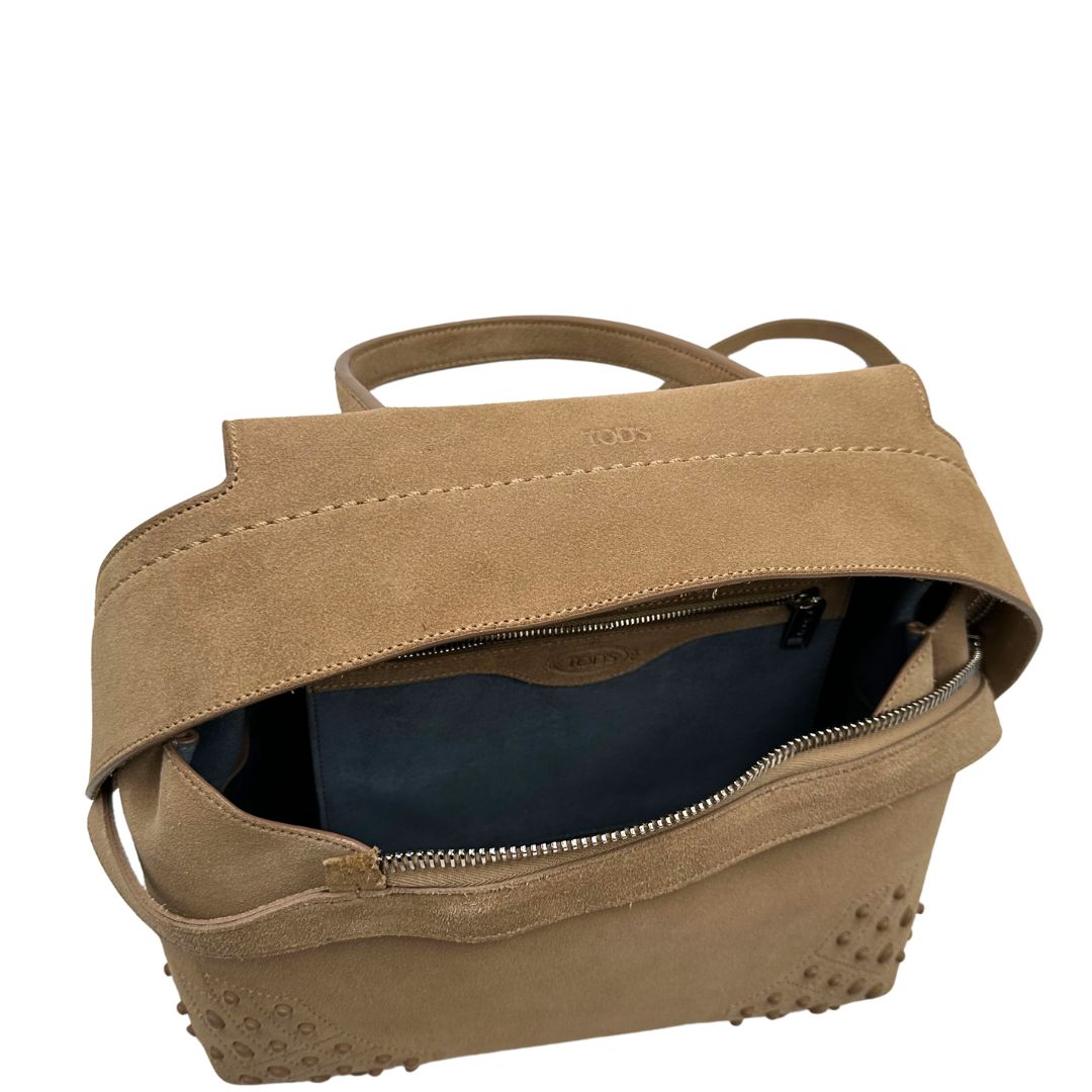 Apertura di una borsa con tracolla Tod's in pelle scamosciata beige, usata, originale, second hand, in ottime condizioni.