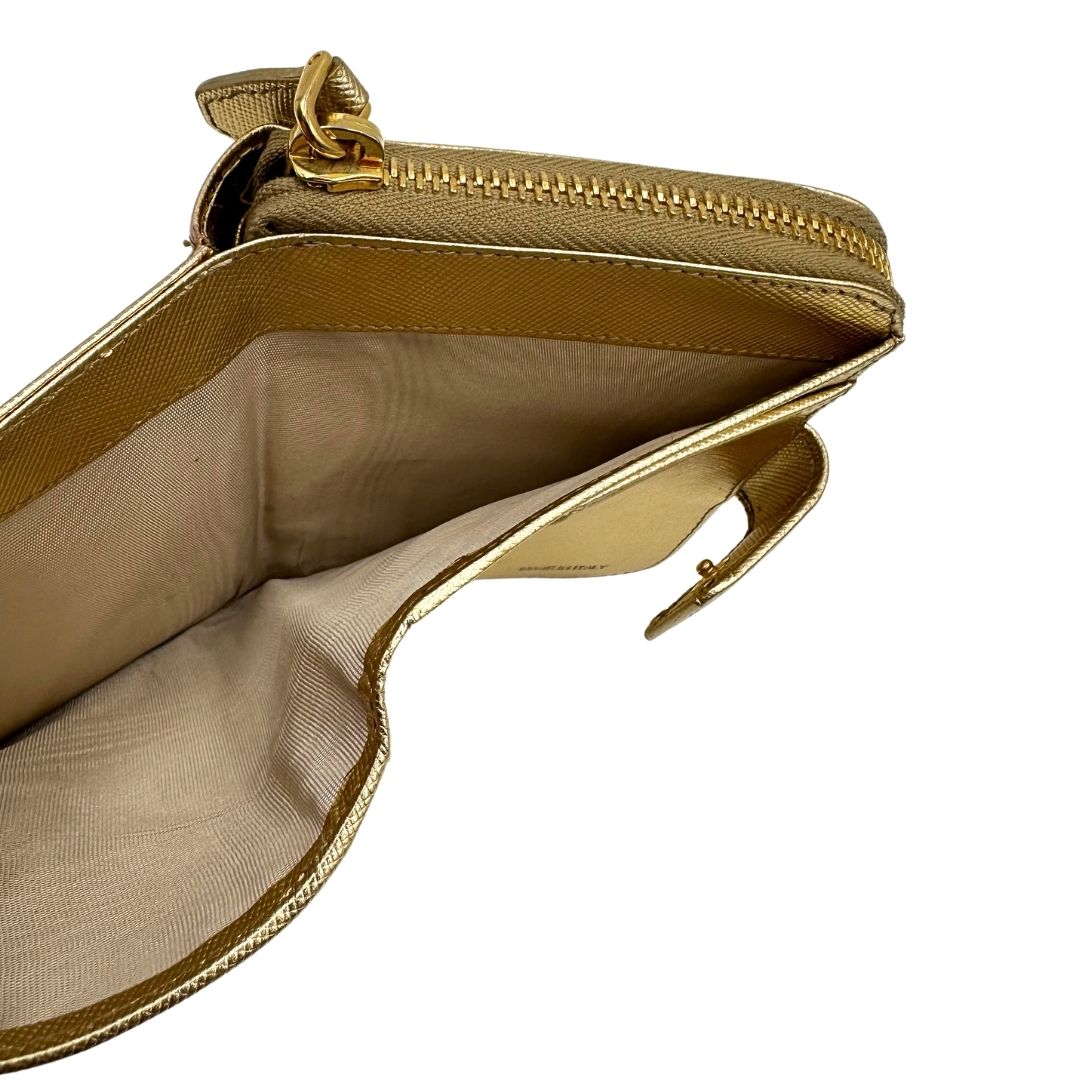 Portafoglio Prada in pelle dorata, di lusso, originale, ottime condizioni, usata.