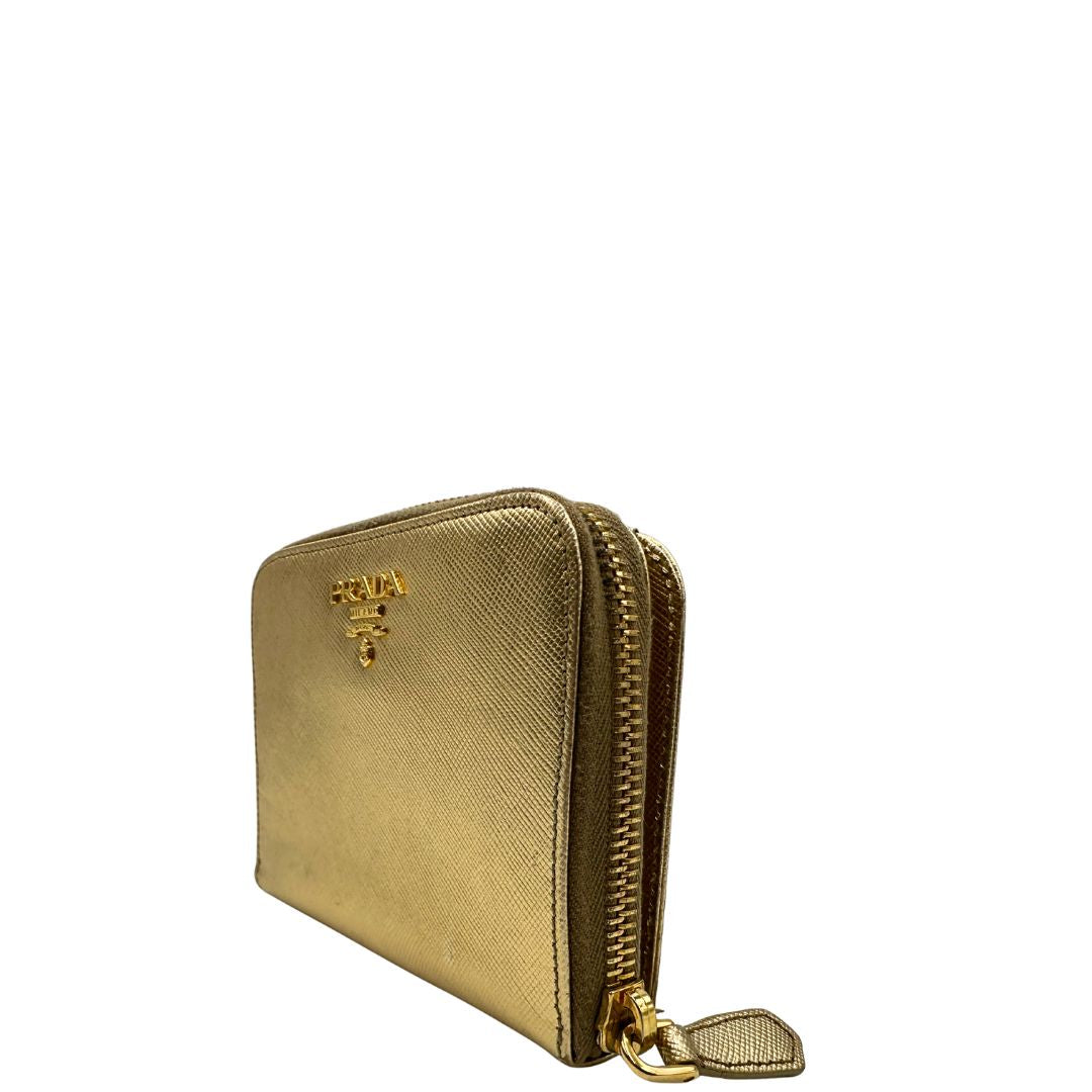 Portafoglio Prada in pelle dorata, di lusso, originale, ottime condizioni, usata.