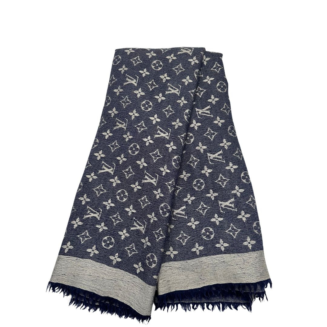 Front di una stola LV in 60% seta e 40% lana, in trama monogram ripetuto su entrambi i lati, blu e bianco, usata, originale, second hand, in buone condizioni.