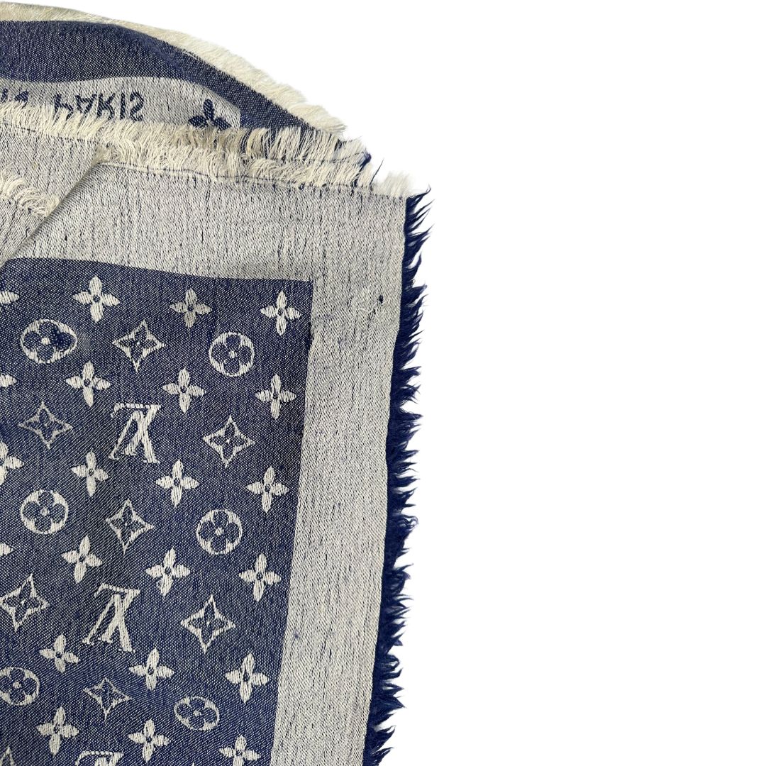 Fili tirati di una stola LV in 60% seta e 40% lana, in trama monogram ripetuto su entrambi i lati, blu e bianco, usata, originale, second hand, in buone condizioni.