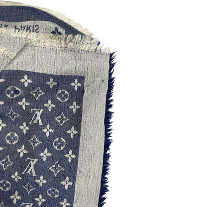 Fili tirati di una stola LV in 60% seta e 40% lana, in trama monogram ripetuto su entrambi i lati, blu e bianco, usata, originale, second hand, in buone condizioni.