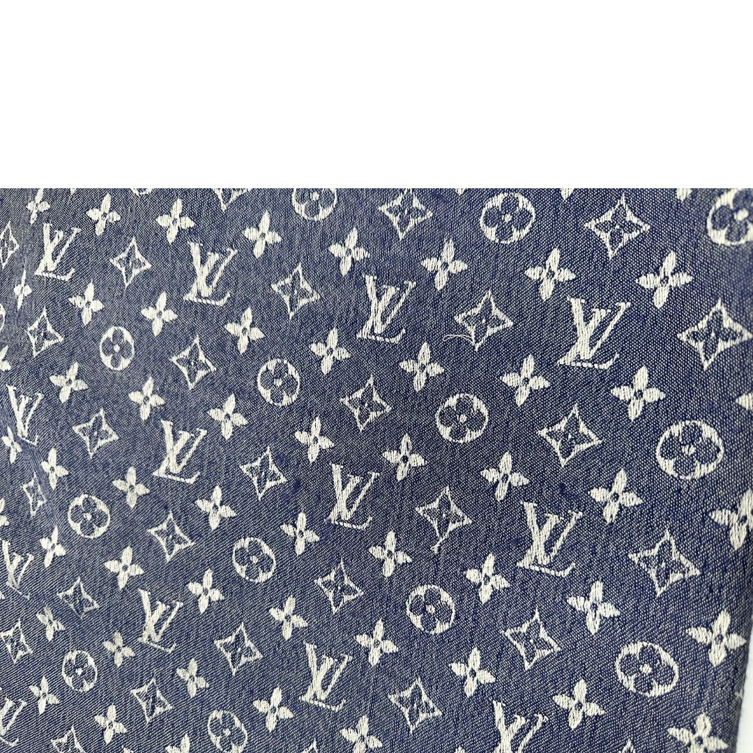 Fili tirati di una stola LV in 60% seta e 40% lana, in trama monogram ripetuto su entrambi i lati, blu e bianco, usata, originale, second hand, in buone condizioni.