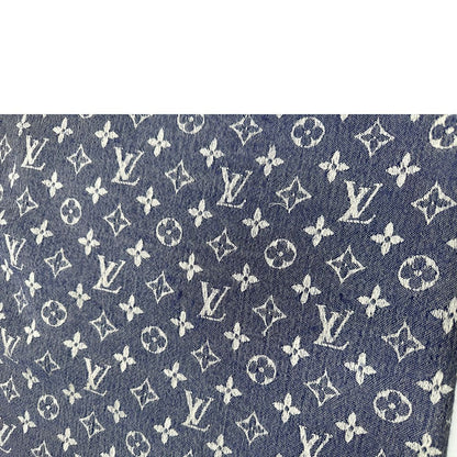 Fili tirati di una stola LV in 60% seta e 40% lana, in trama monogram ripetuto su entrambi i lati, blu e bianco, usata, originale, second hand, in buone condizioni.