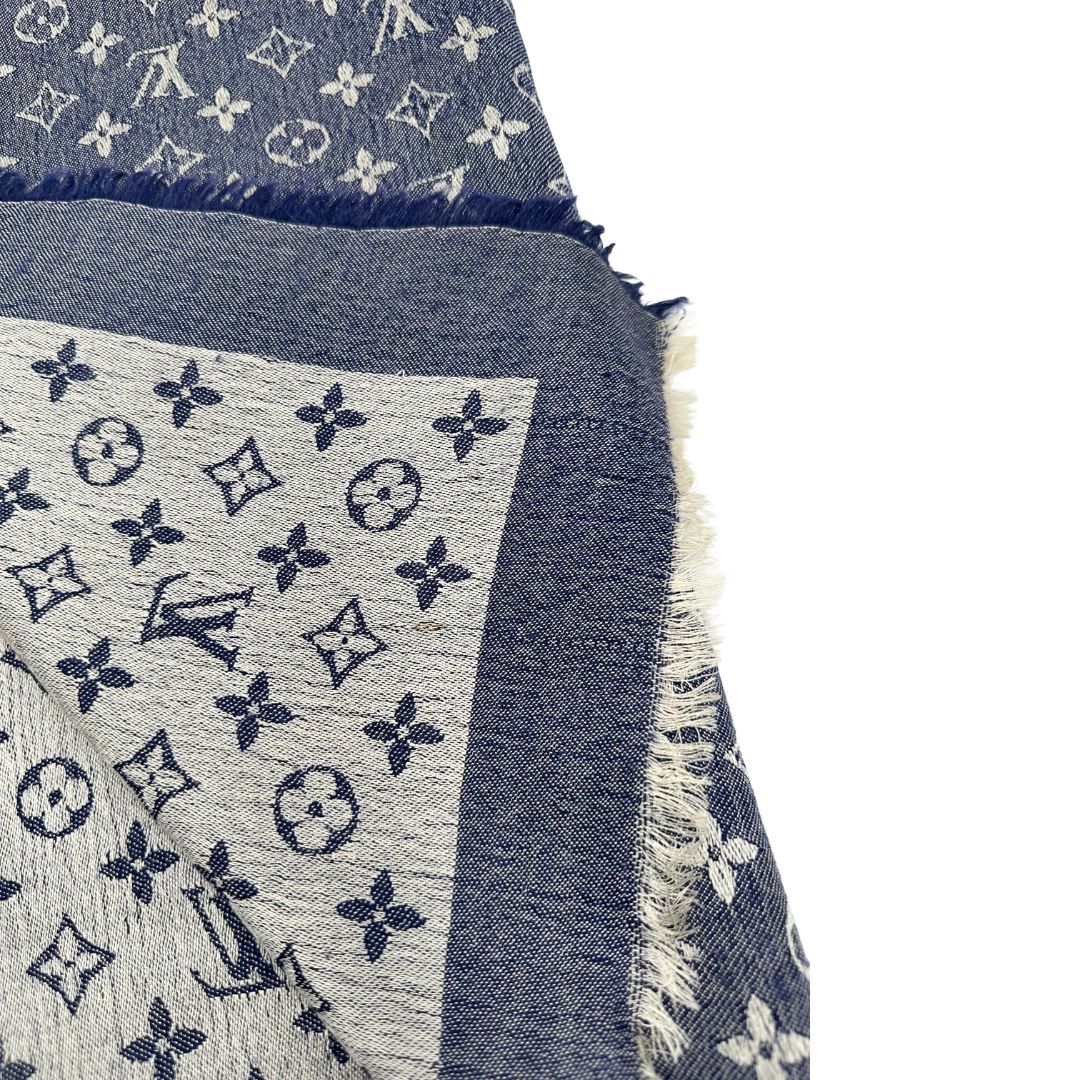 Fili tirati di una stola LV in 60% seta e 40% lana, in trama monogram ripetuto su entrambi i lati, blu e bianco, usata, originale, second hand, in buone condizioni.