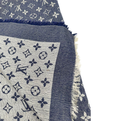 Fili tirati di una stola LV in 60% seta e 40% lana, in trama monogram ripetuto su entrambi i lati, blu e bianco, usata, originale, second hand, in buone condizioni.