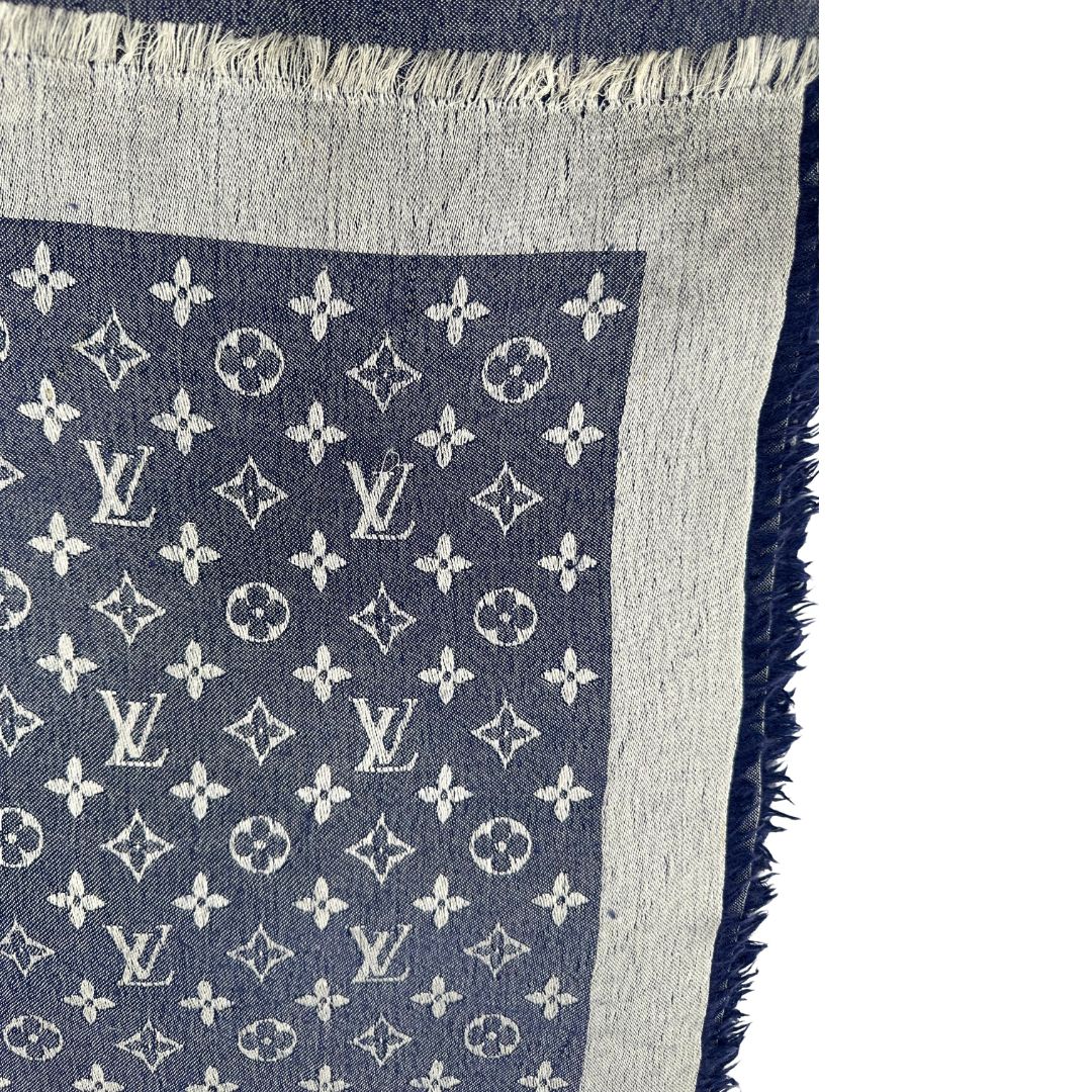 Fili tirati di una stola LV in 60% seta e 40% lana, in trama monogram ripetuto su entrambi i lati, blu e bianco, usata, originale, second hand, in buone condizioni.