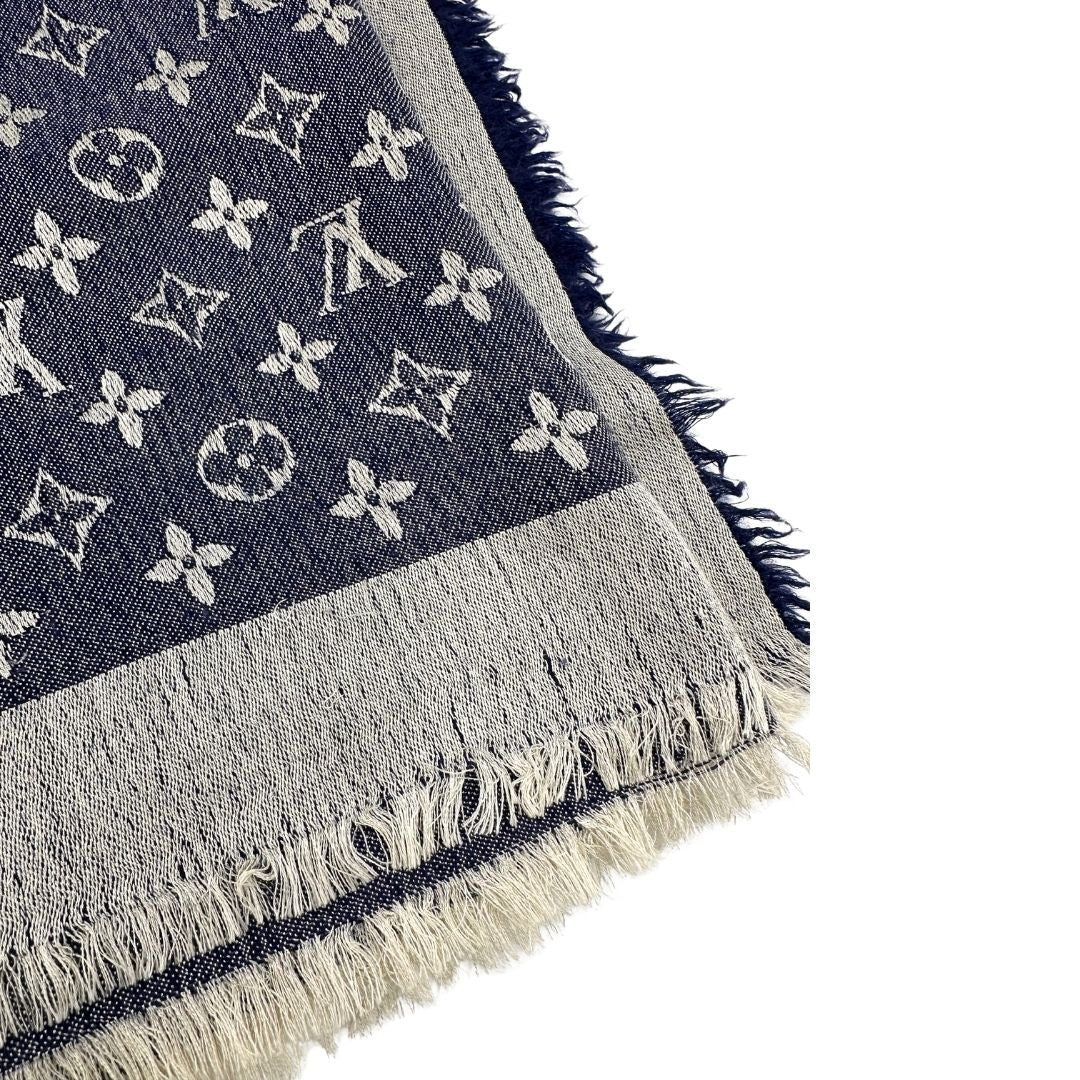 Fili tirati di una stola LV in 60% seta e 40% lana, in trama monogram ripetuto su entrambi i lati, blu e bianco, usata, originale, second hand, in buone condizioni.