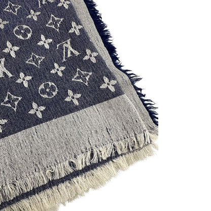 Fili tirati di una stola LV in 60% seta e 40% lana, in trama monogram ripetuto su entrambi i lati, blu e bianco, usata, originale, second hand, in buone condizioni.