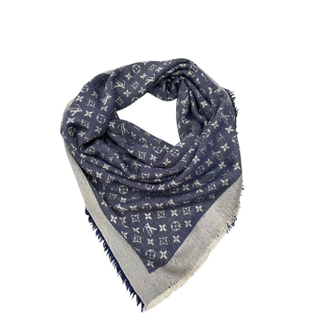 Front di una stola LV in 60% seta e 40% lana, in trama monogram ripetuto su entrambi i lati, blu e bianco, usata, originale, second hand, in buone condizioni.