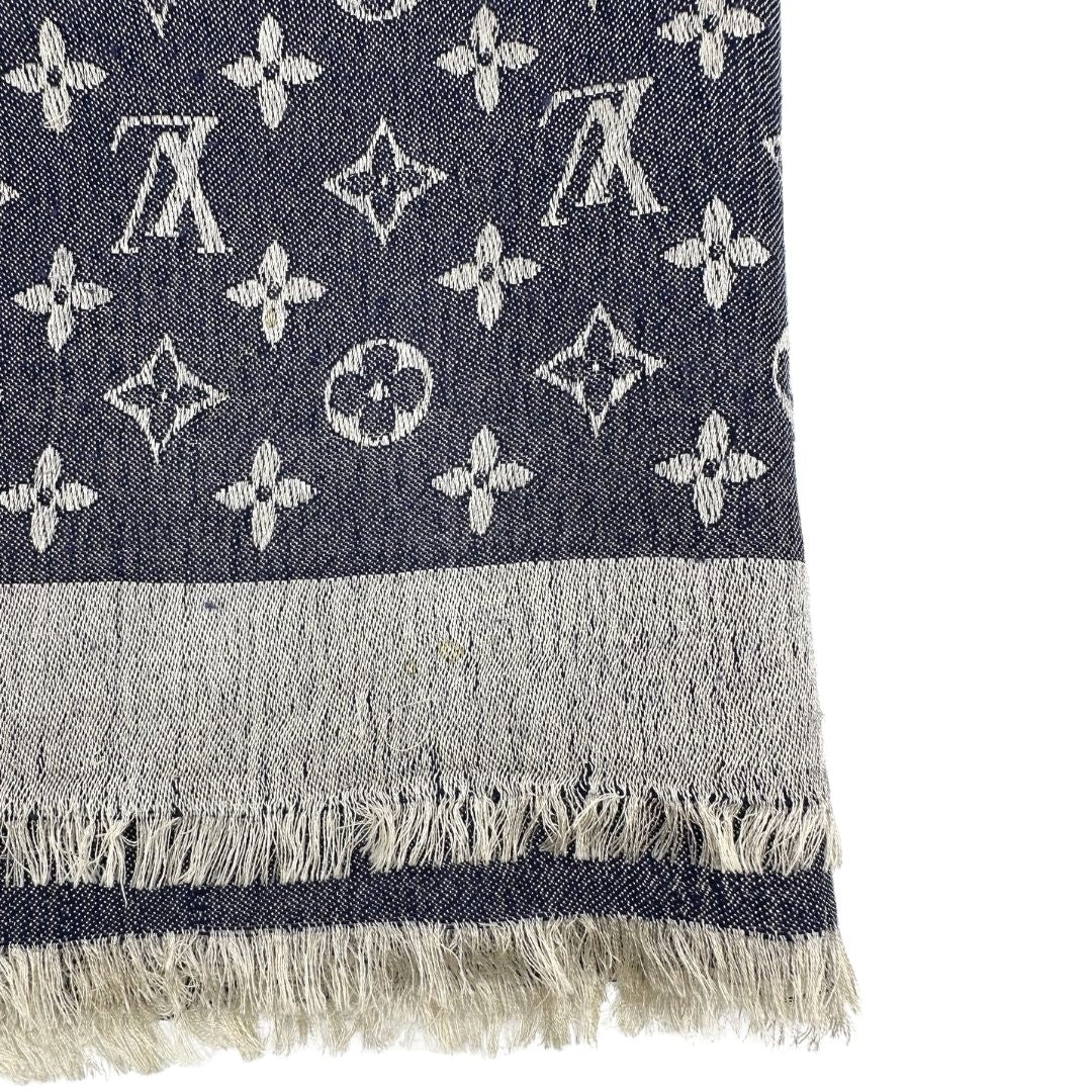 Fili tirati di una stola LV in 60% seta e 40% lana, in trama monogram ripetuto su entrambi i lati, blu e bianco, usata, originale, second hand, in buone condizioni.