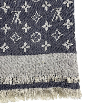 Fili tirati di una stola LV in 60% seta e 40% lana, in trama monogram ripetuto su entrambi i lati, blu e bianco, usata, originale, second hand, in buone condizioni.