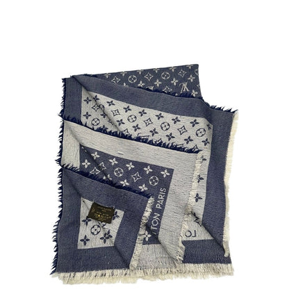 Front di una stola LV in 60% seta e 40% lana, in trama monogram ripetuto su entrambi i lati, blu e bianco, usata, originale, second hand, in buone condizioni.