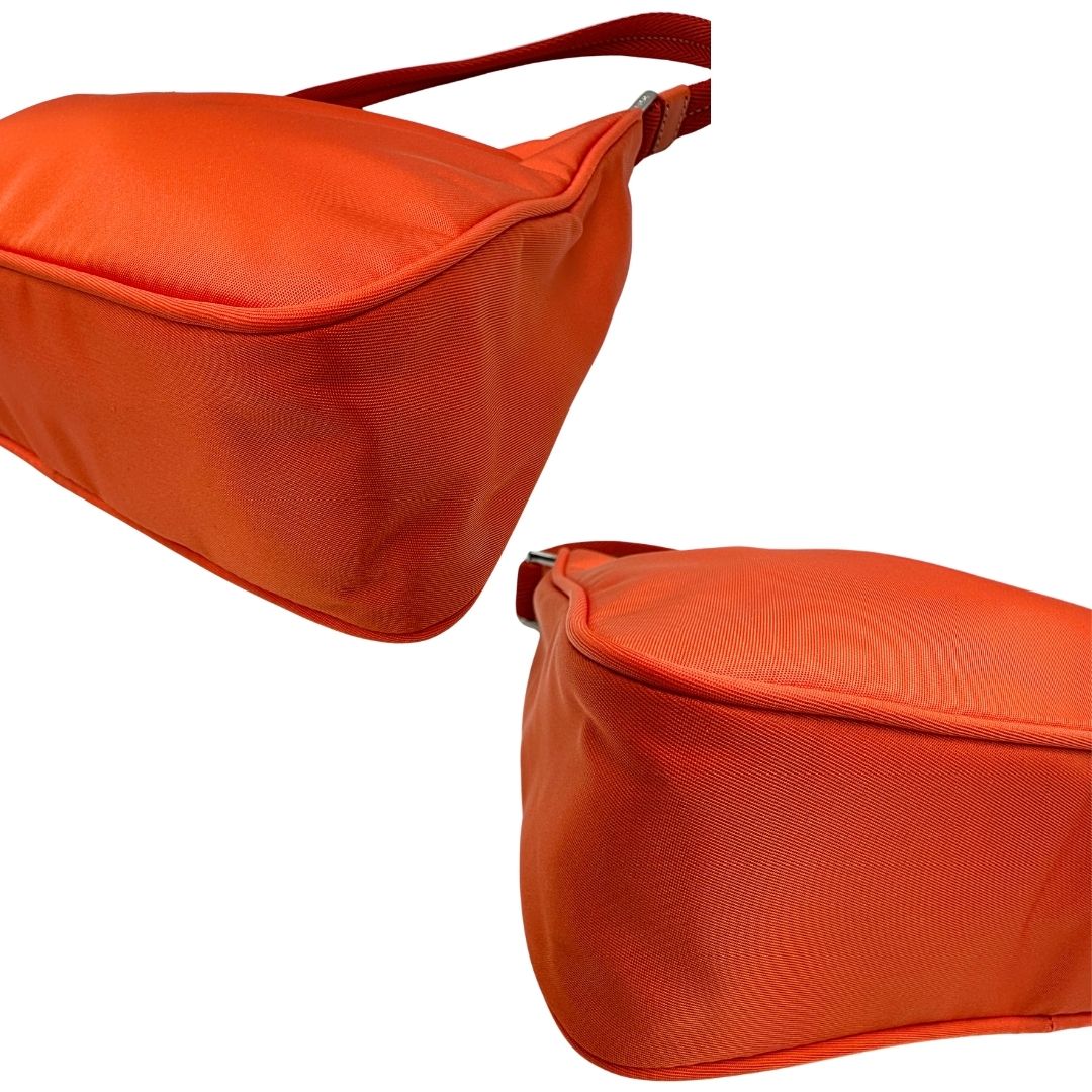 Angoli di una borsa a spalla Prada in nylon arancione con dettagli in pelle Saffiano tono su tono e parti metalliche argentate, usata, originale, second hand, in condizioni eccellenti.