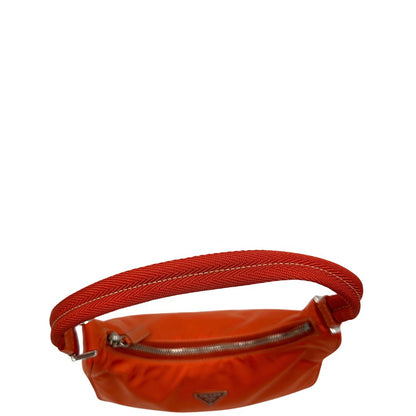 Manico di una borsa a spalla Prada in nylon arancione con dettagli in pelle Saffiano tono su tono e parti metalliche argentate, usata, originale, second hand, in condizioni eccellenti.