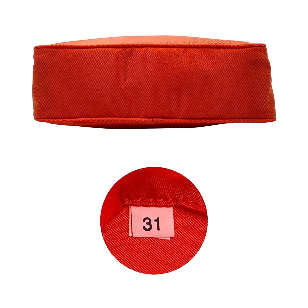 Base e codice di una borsa a spalla Prada in nylon arancione con dettagli in pelle Saffiano tono su tono e parti metalliche argentate, usata, originale, second hand, in condizioni eccellenti.