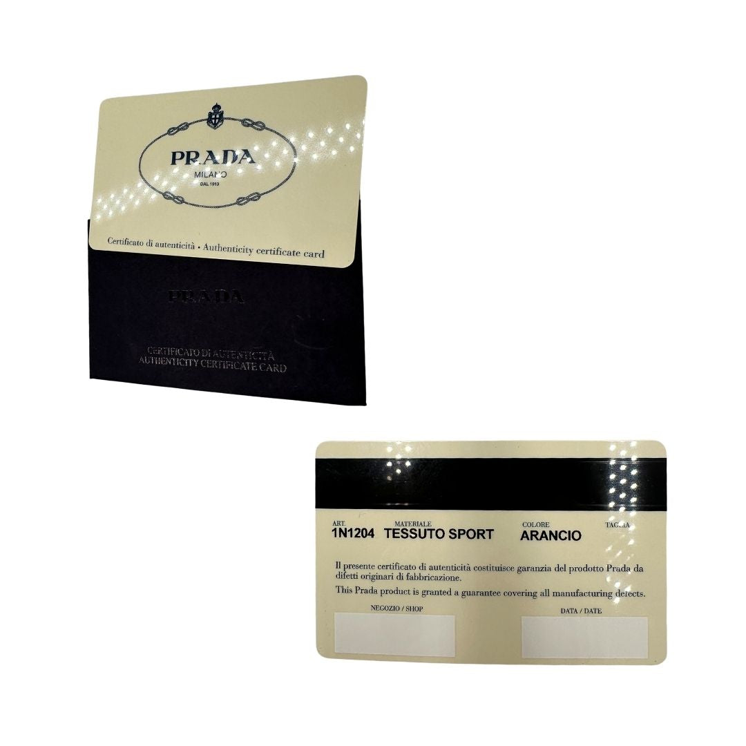 Card d'autenticità di una borsa a spalla Prada in nylon arancione con dettagli in pelle Saffiano tono su tono e parti metalliche argentate, usata, originale, second hand, in condizioni eccellenti.