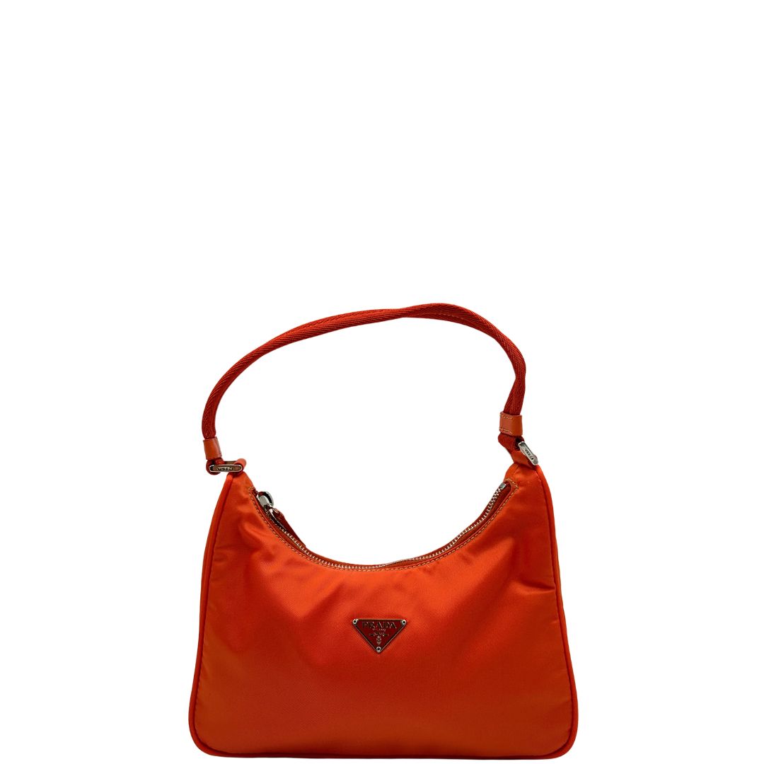 Front di una borsa a spalla Prada in nylon arancione con dettagli in pelle Saffiano tono su tono e parti metalliche argentate, usata, originale, second hand, in condizioni eccellenti.