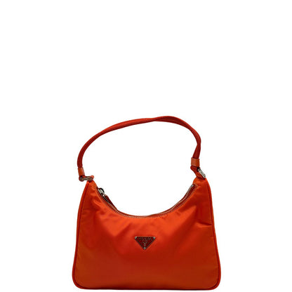 Front di una borsa a spalla Prada in nylon arancione con dettagli in pelle Saffiano tono su tono e parti metalliche argentate, usata, originale, second hand, in condizioni eccellenti.